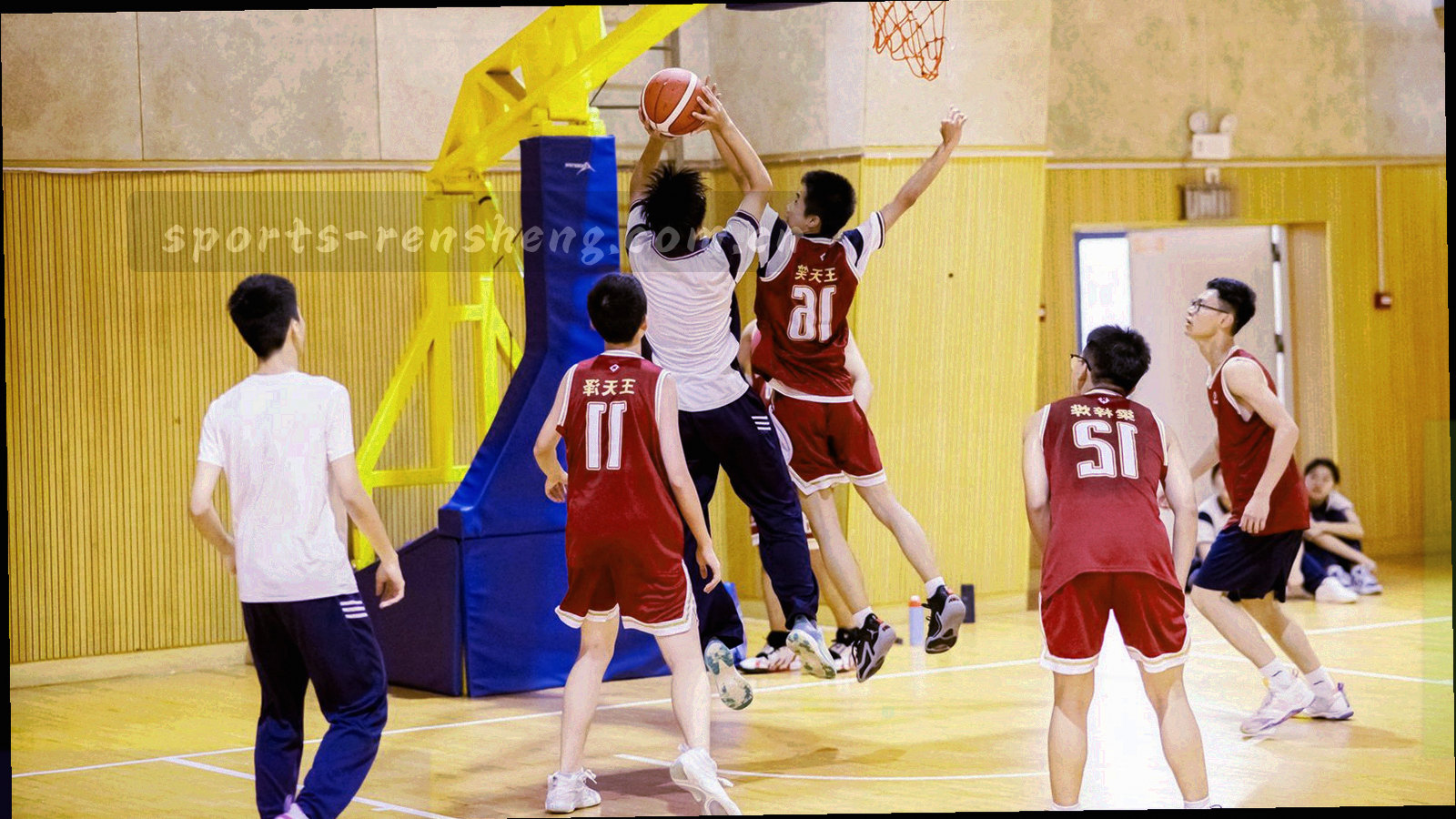 夜色中抽象赛场轮廓与信息流光线